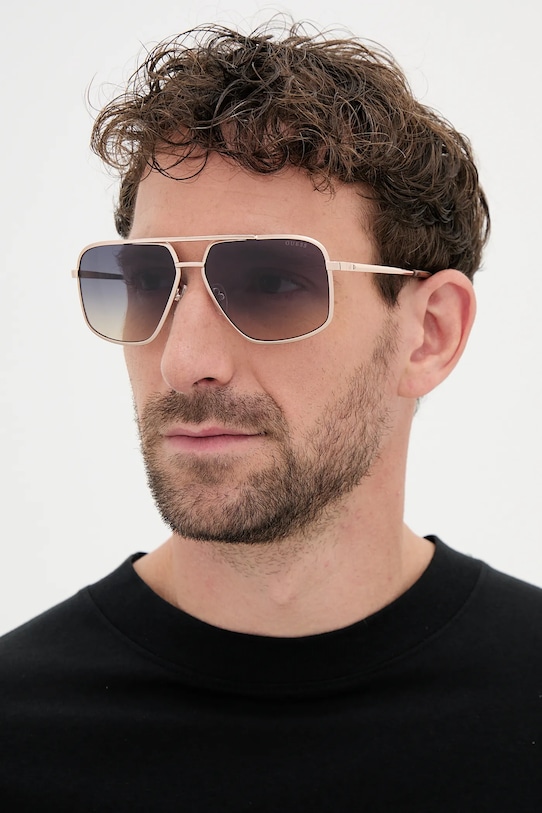 Солнцезащитные очки Guess, золотой
Солнцезащитные очки Guess, золотой