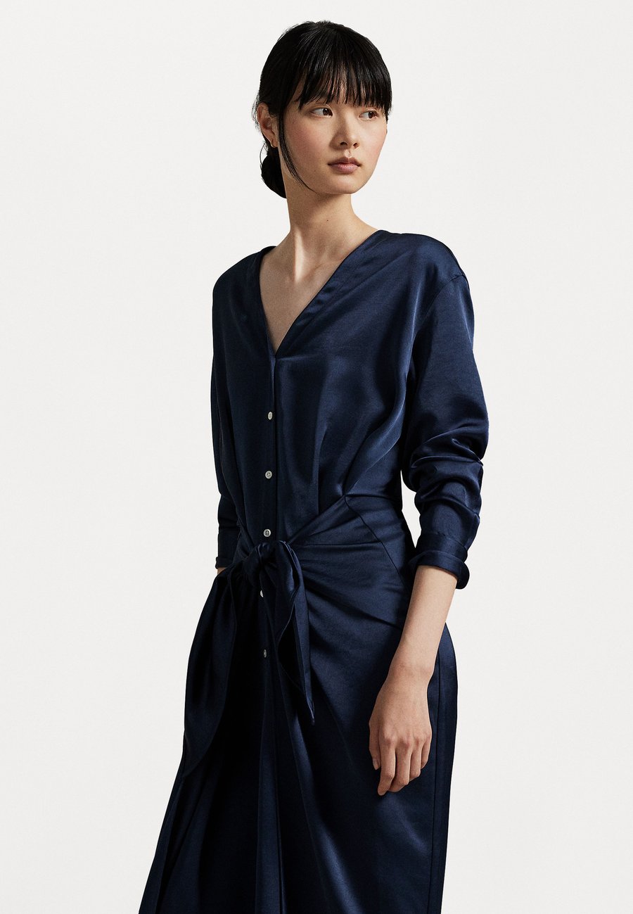 Платье Polo Ralph Lauren SATIN TIE FRONT WRAP SHIRTDRESS, Norfolk Blue/Blue
Платье Polo Ralph Lauren SATIN TIE FRONT WRAP SHIRTDRESS, Norfolk Blue/Blue