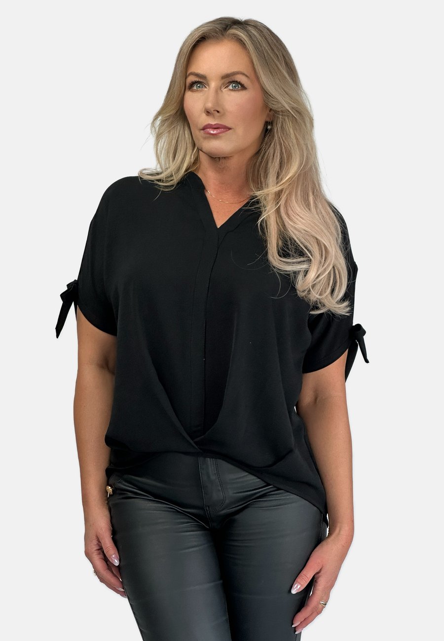 Блуза REGINA FASHION WRAP FRONT SHORT SLEEVE, Black
Блуза REGINA FASHION WRAP FRONT SHORT SLEEVE, Black