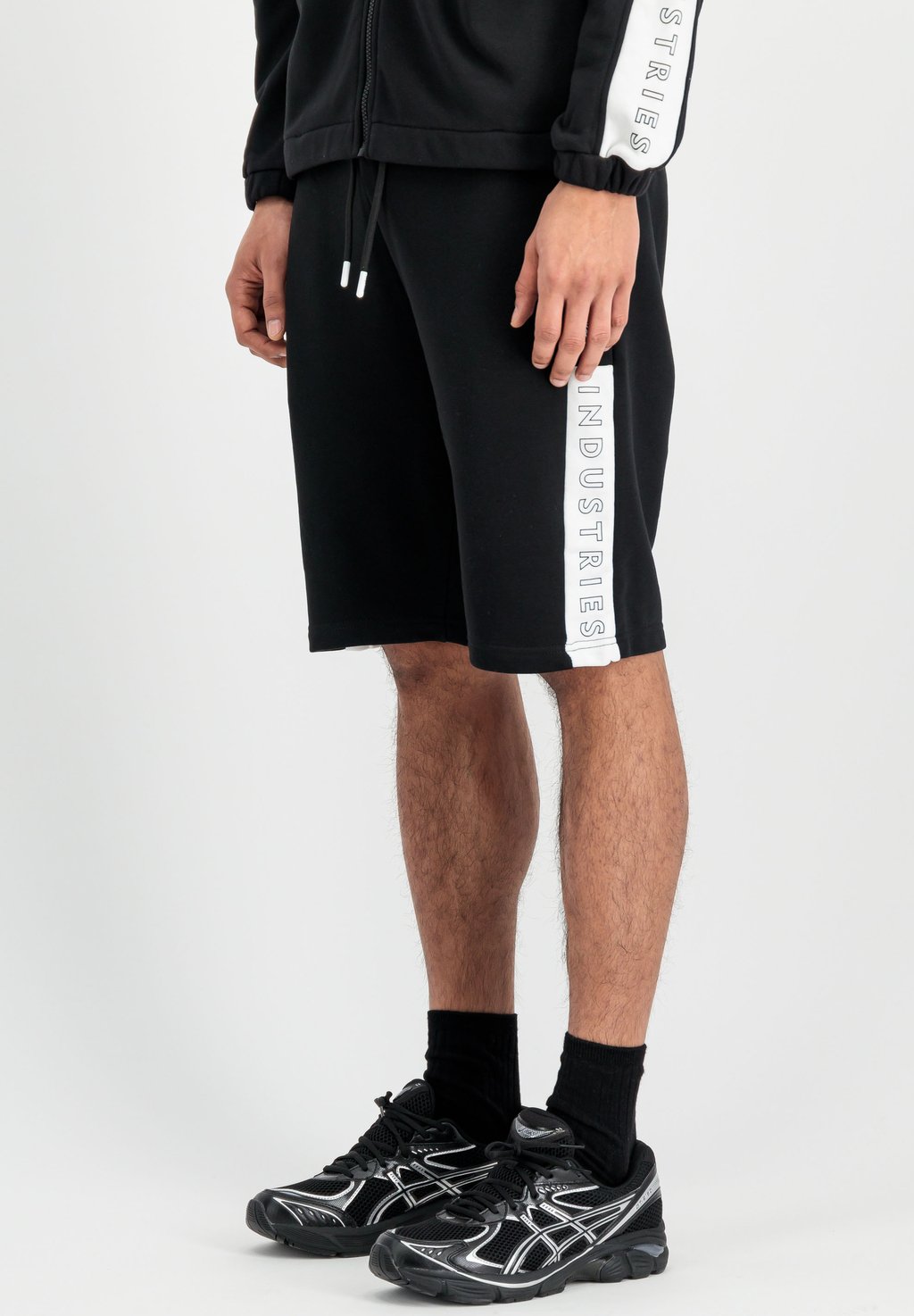 Шорты Tracksuit bottoms Alpha Industries, черный
Шорты Tracksuit bottoms Alpha Industries, черный