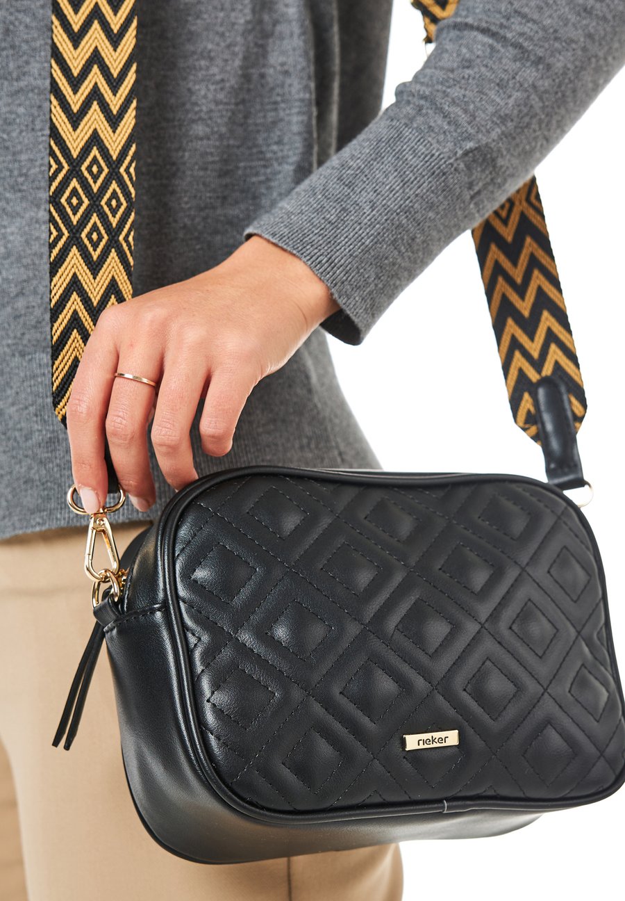 Сумка кросс-боди Rieker Cross body bag, Schwarz/Black
Сумка кросс-боди Rieker Cross body bag, Schwarz/Black