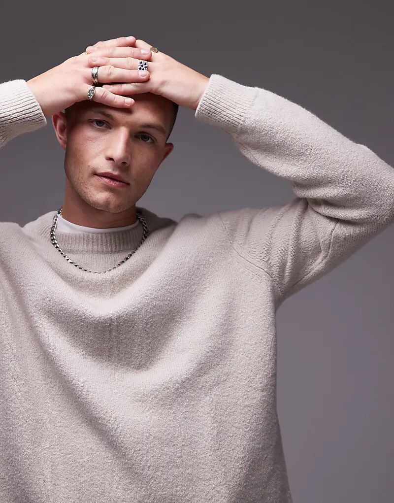 Вязаный джемпер ARKET бежевого цвета с круглым вырезом
Вязаный джемпер ARKET бежевого цвета с круглым вырезом