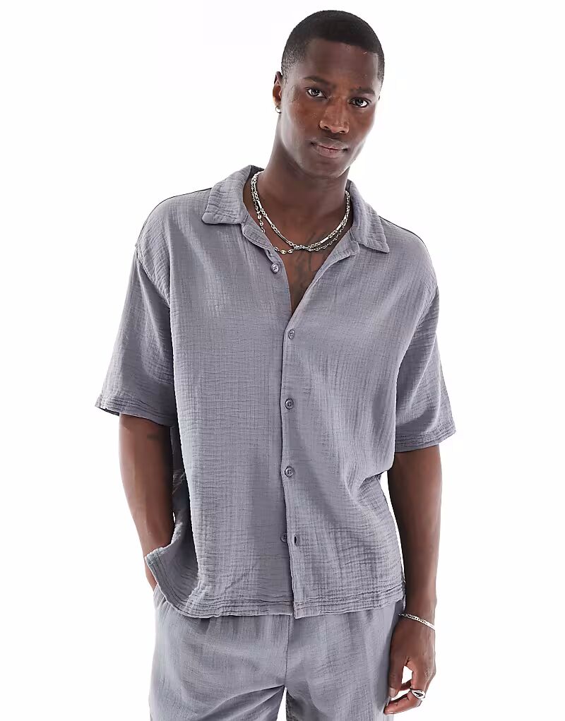 Рубашка Bershka с текстурированным воротником Revere серого цвета
Рубашка Bershka с текстурированным воротником Revere серого цвета