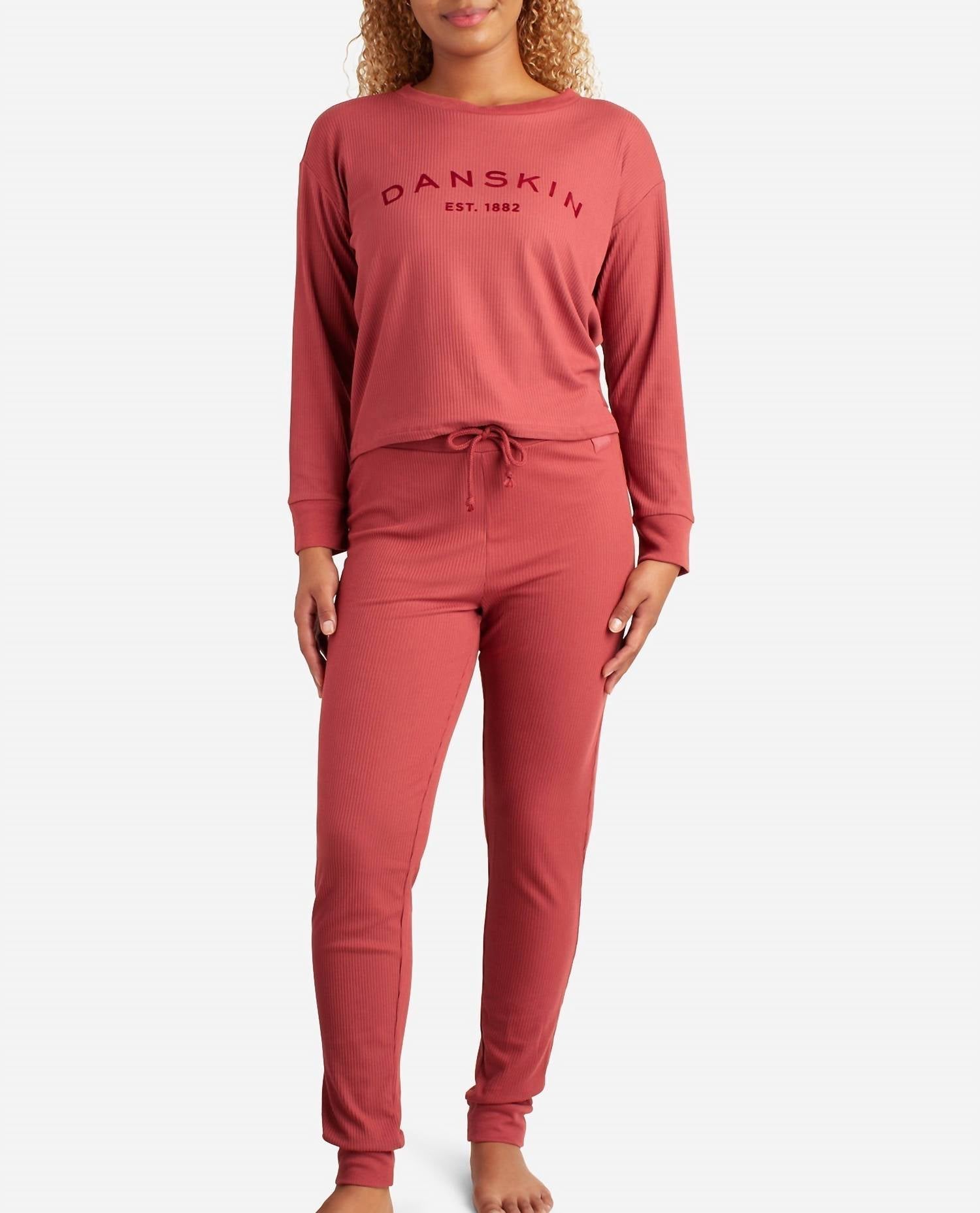 Комплект для сна с джемпером и джоггерами в цвете Coastal Redwood Danskin 
Комплект для сна с джемпером и джоггерами в цвете Coastal Redwood Danskin
