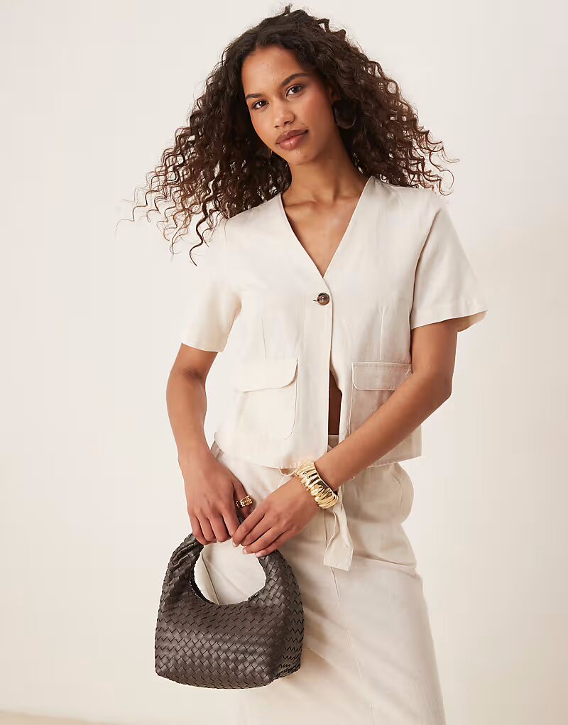 Топ Vila из льна с короткими рукавами и пуговицами спереди в цвете кремовый меланж
Топ Vila из льна с короткими рукавами и пуговицами спереди в цвете кремовый меланж