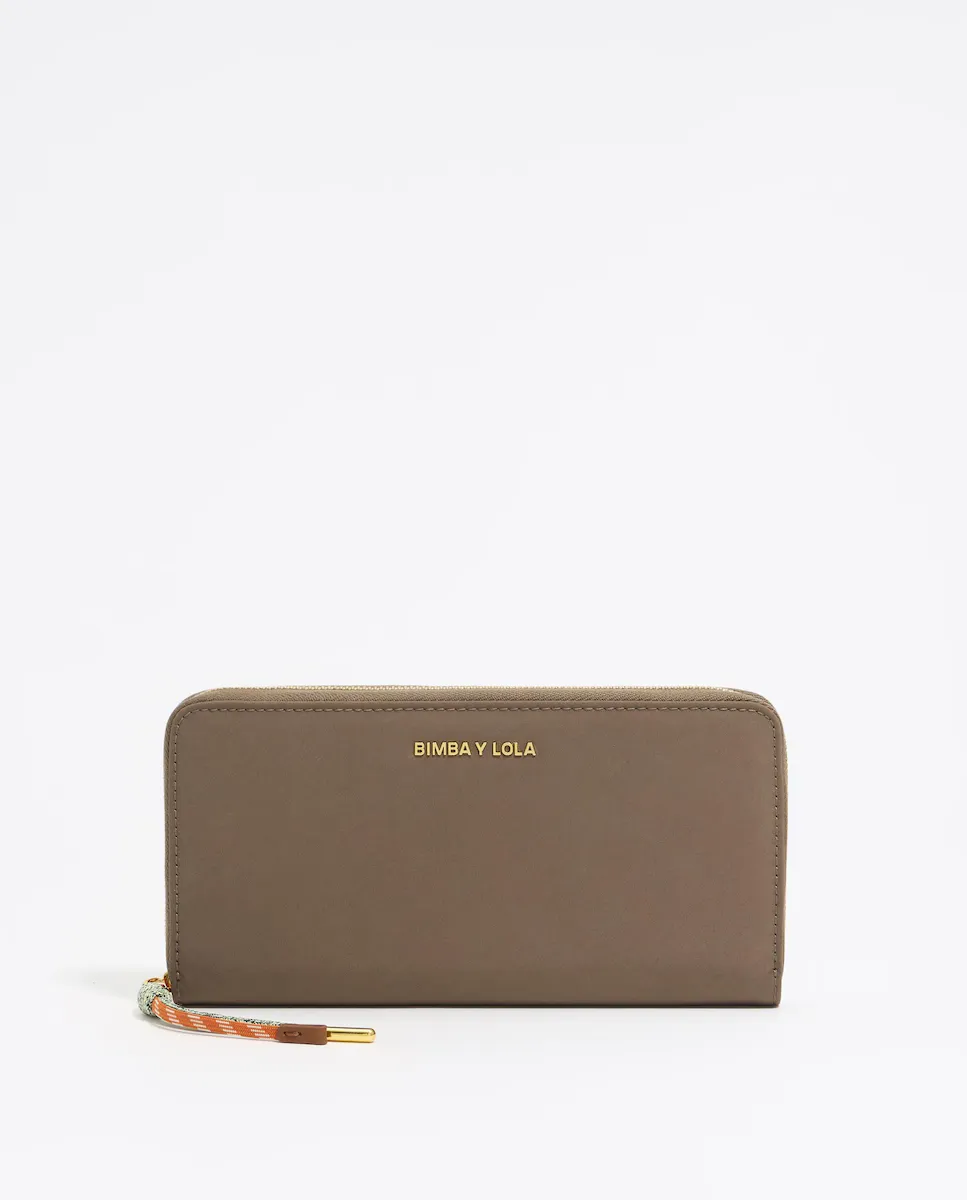 Женский кошелек с клапаном и нейлоновой молнией Bimba y Lola, цвет Kaki
Женский кошелек с клапаном и нейлоновой молнией Bimba y Lola, цвет Kaki