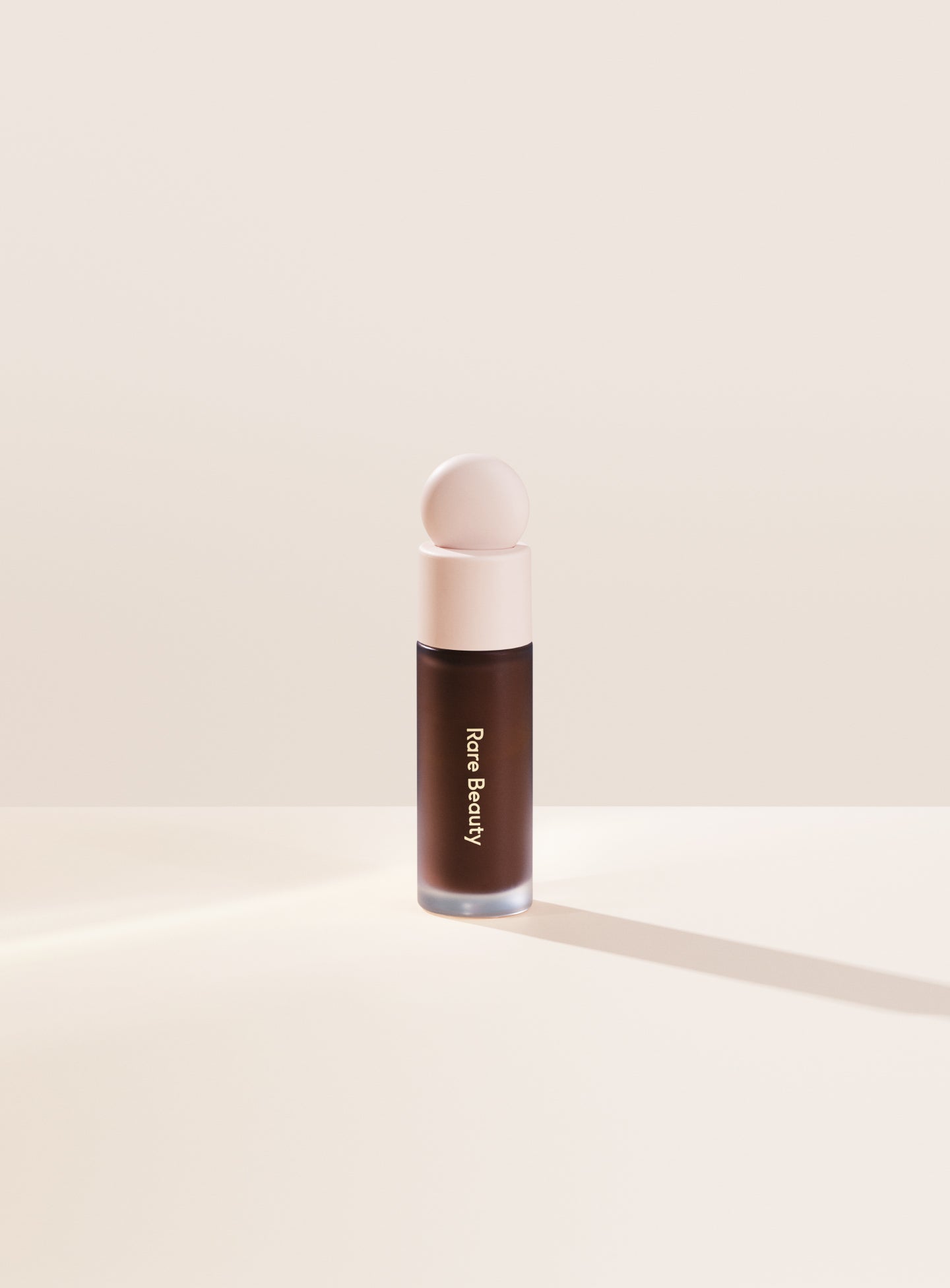 Осветляющий консилер Liquid Touch Rare Beauty, цвет 560w/deep with warm golden undertones
Осветляющий консилер Liquid Touch Rare Beauty, цвет 560w/deep with warm golden undertones