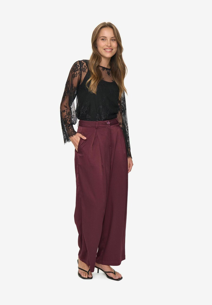 Брюки Moves LAURO, Fig/Purple
Брюки Moves LAURO, Fig/Purple