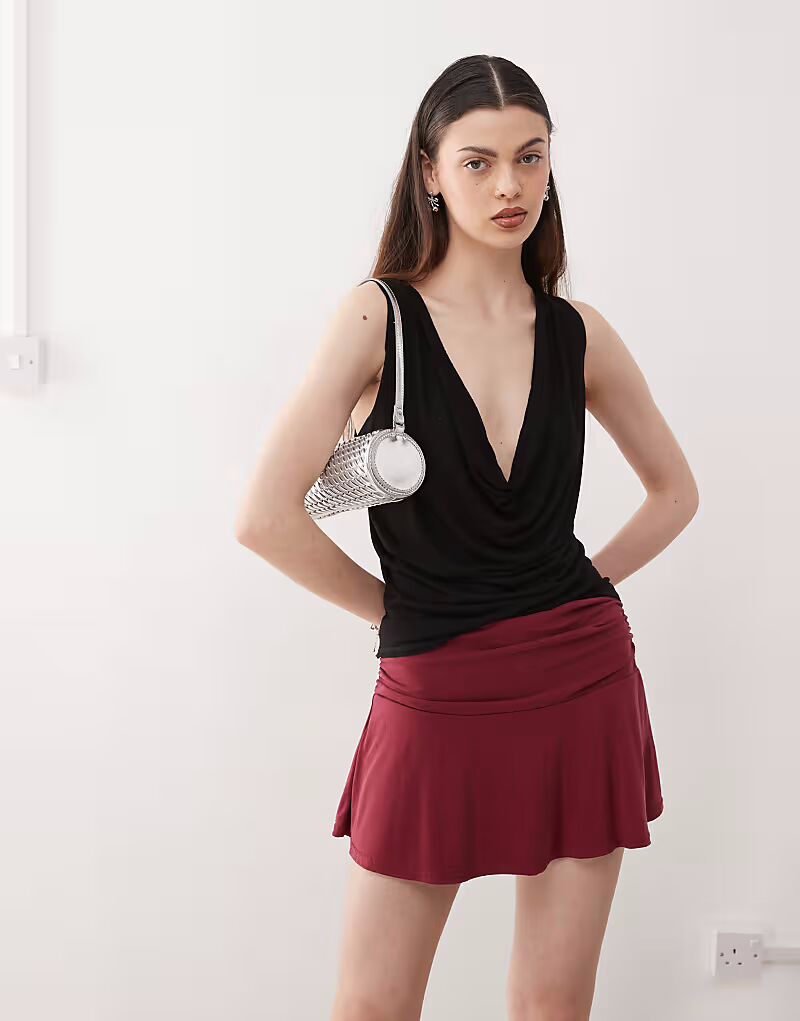 Будний день - Черный топ с глубоким драпированным вырезом Weekday
Будний день - Черный топ с глубоким драпированным вырезом Weekday