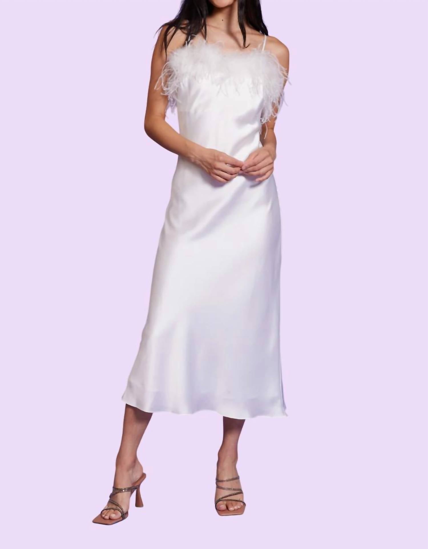 Белое миди-платье Flora с перьевым декором LUCY PARIS
Белое миди-платье Flora с перьевым декором LUCY PARIS