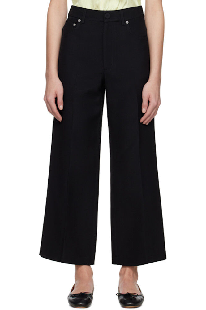 Черные укороченные брюки по фигуре JW Anderson
Черные укороченные брюки по фигуре JW Anderson