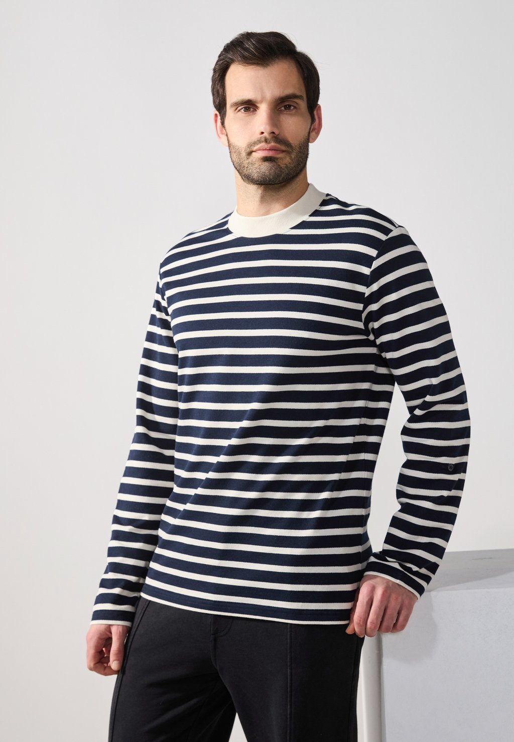 Топ с длинными рукавами Pier One, темно-синий 
Топ с длинными рукавами Pier One, темно-синий