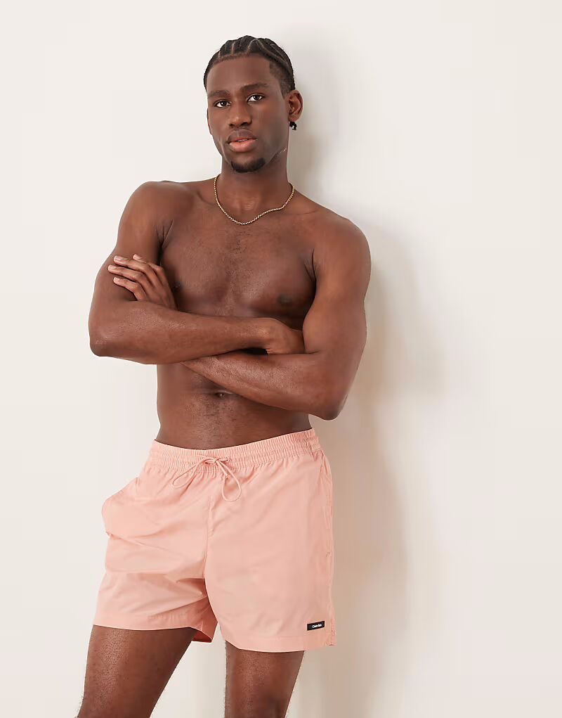 Шорты для плавания Calvin Klein с завязками персиково-розового цвета
Шорты для плавания Calvin Klein с завязками персиково-розового цвета