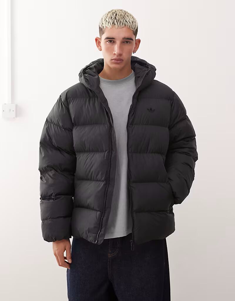 Куртка-пуховик с капюшоном в тон черного цвета Adidas Originals
Куртка-пуховик с капюшоном в тон черного цвета Adidas Originals