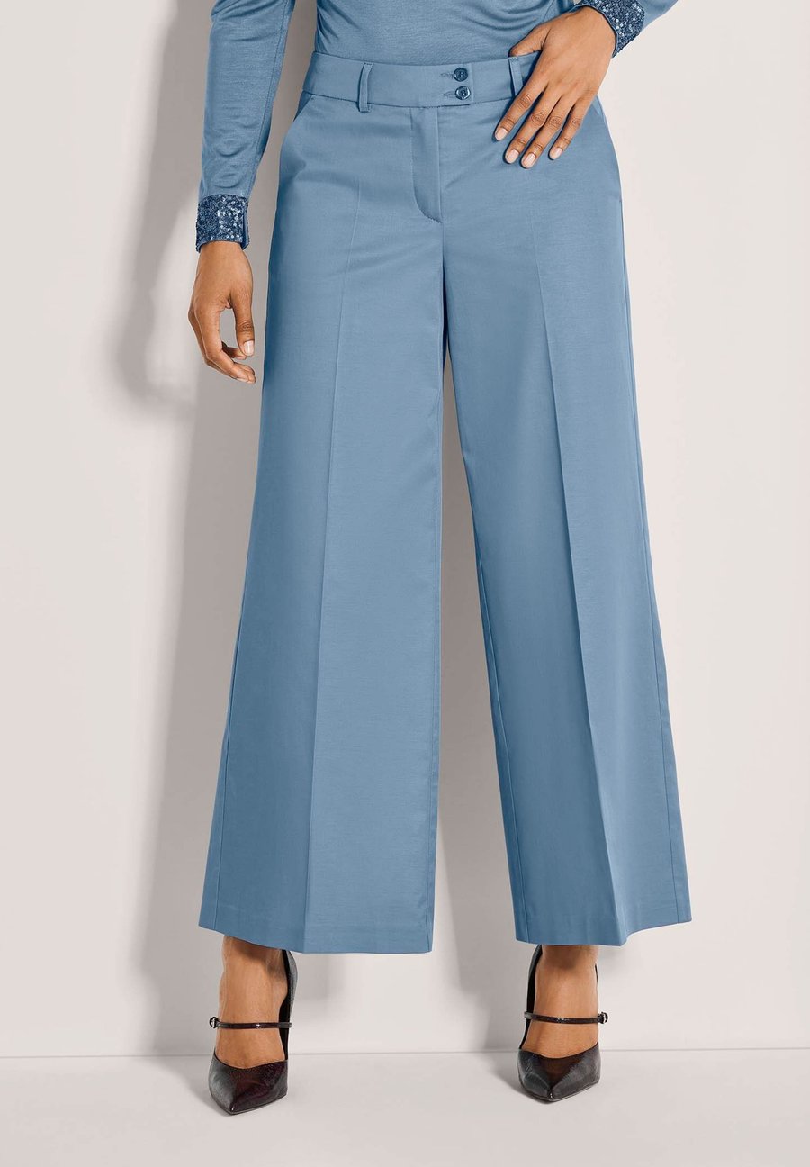Брюки MADELEINE CULOTTE ELEGANTE 7/8- MIT BÜGELFALTEN, Smoky Blue/Black Denim
Брюки MADELEINE CULOTTE ELEGANTE 7/8- MIT BÜGELFALTEN, Smoky Blue/Black Denim