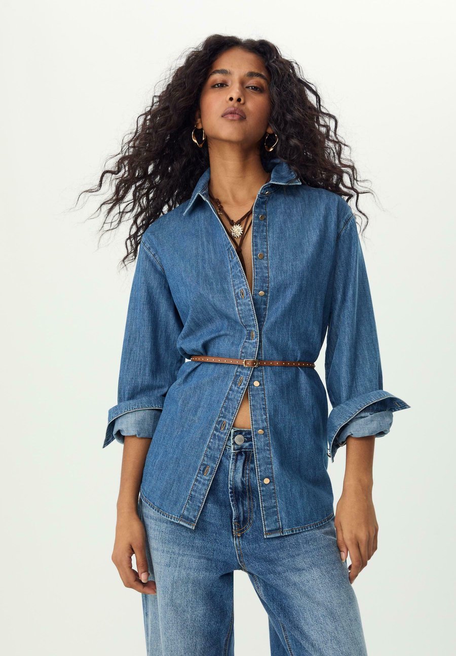 Блуза Stradivarius Button-down blouse, Mottled Royal Blue
Блуза Stradivarius Button-down blouse, Mottled Royal Blue