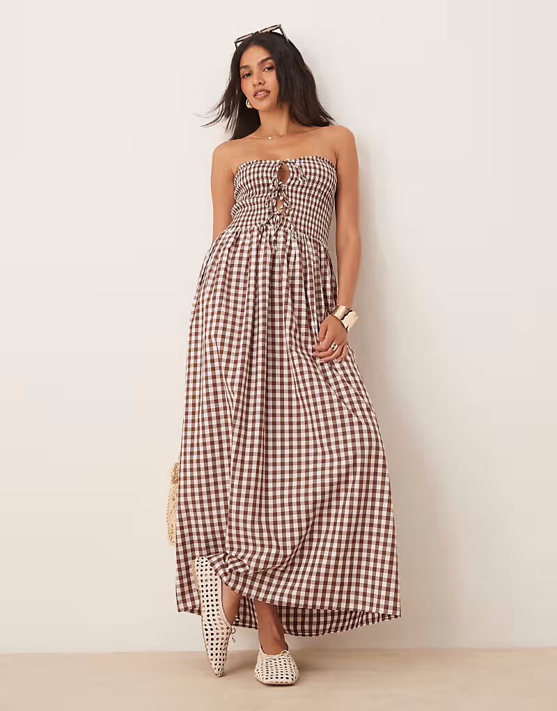 Платье-бандо макси с завязками спереди и сборками от ASOS DESIGN в шоколадную клетку в клетку
Платье-бандо макси с завязками спереди и сборками от ASOS DESIGN в шоколадную клетку в клетку