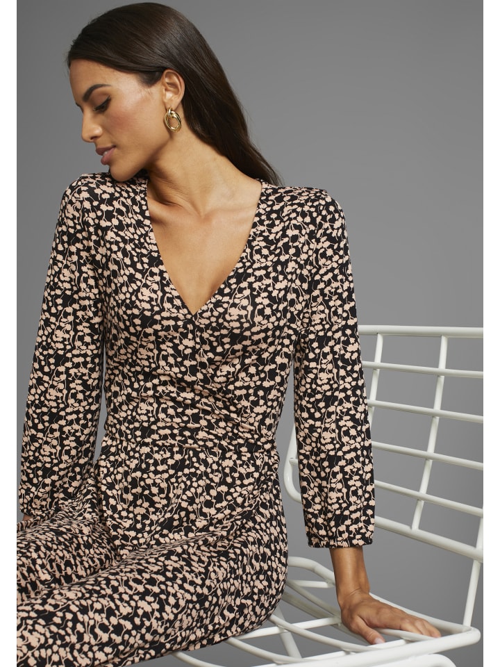 Длинное платье Laura Scott
Длинное платье Laura Scott