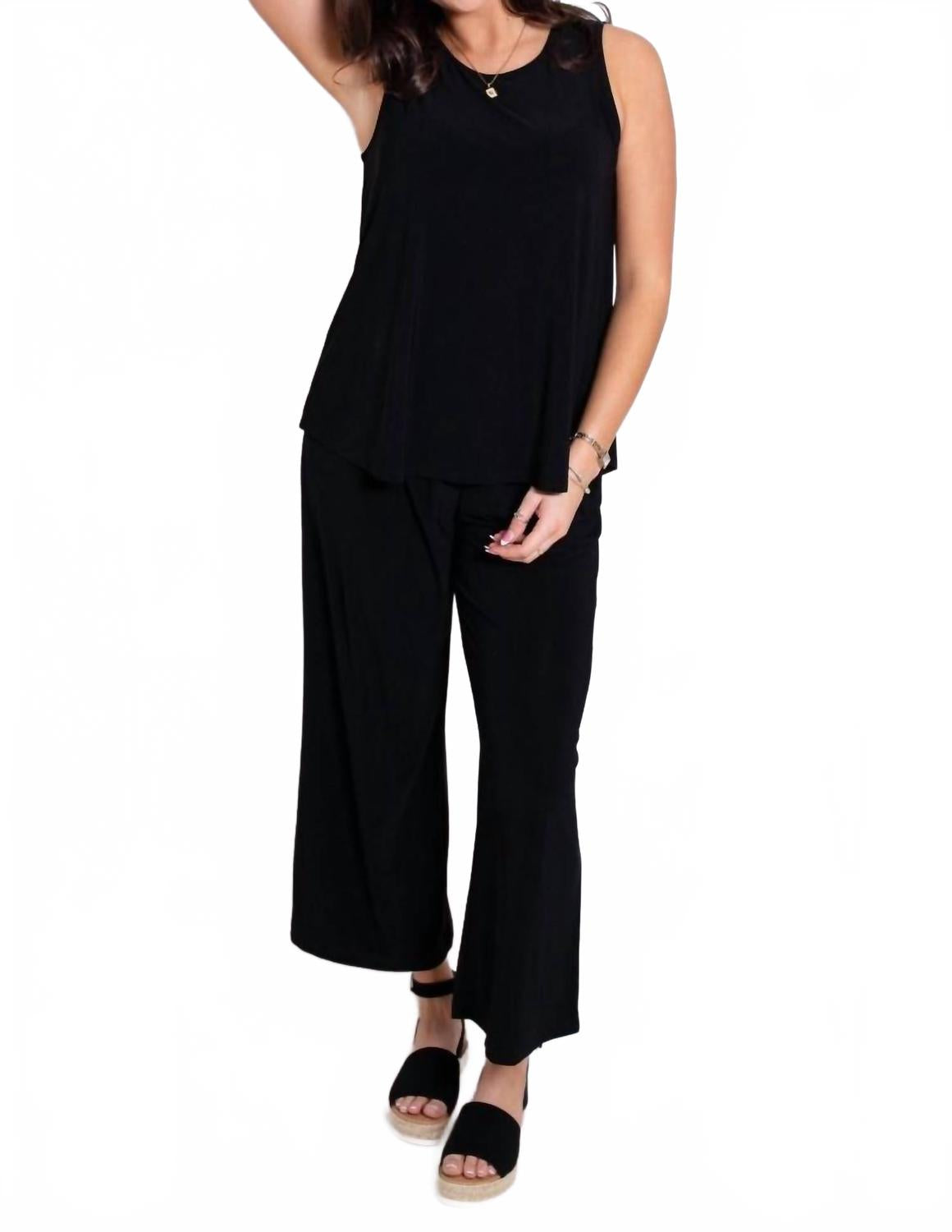 Загорелый комплект в черном Dear Scarlett
Загорелый комплект в черном Dear Scarlett