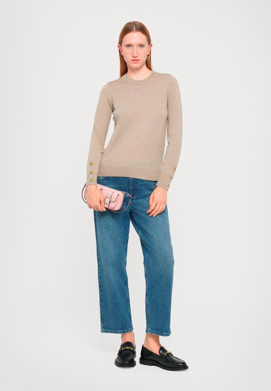 Джемпер MICHAEL Michael Kors BUTTON SLEEVE, Taupe/Beige
Джемпер MICHAEL Michael Kors BUTTON SLEEVE, Taupe/Beige