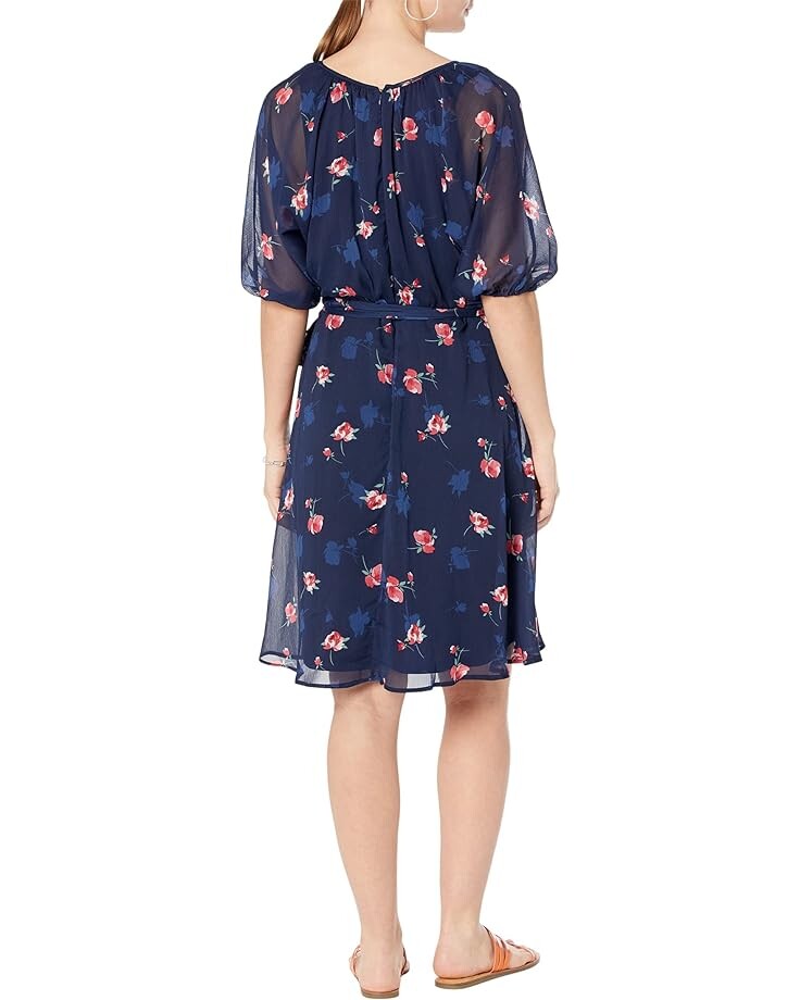 Платье DKNY Puff Sleeve V-Neck Belted Dress, цвет Shadow Floral 7858/Spring Navy/Melon Multi 
Платье DKNY Puff Sleeve V-Neck Belted Dress, цвет Shadow Floral 7858/Spring Navy/Melon Multi