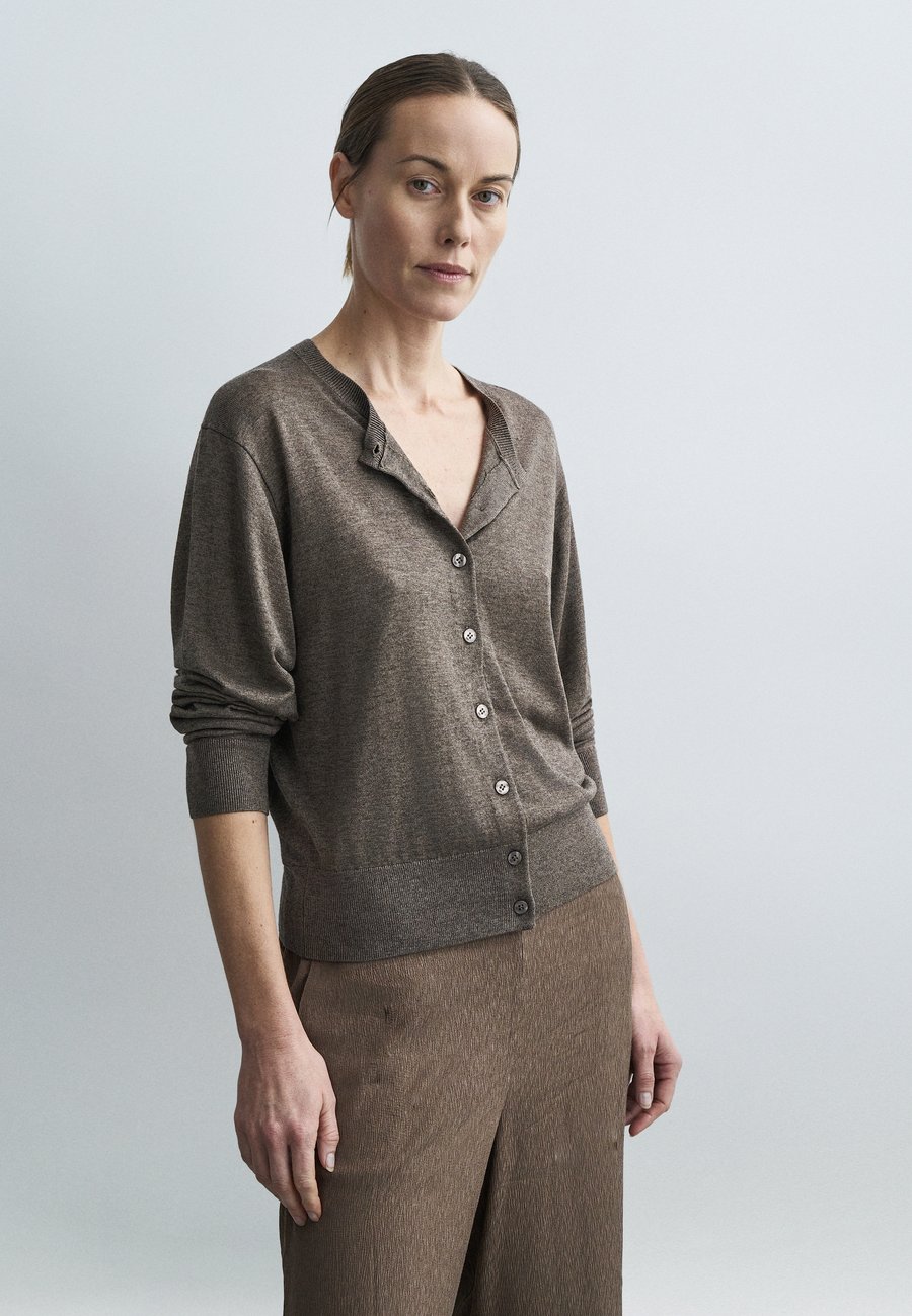 Кардиган By Malene Birger MONTIE, Chocolate Chip/Brown
Кардиган By Malene Birger MONTIE, Chocolate Chip/Brown