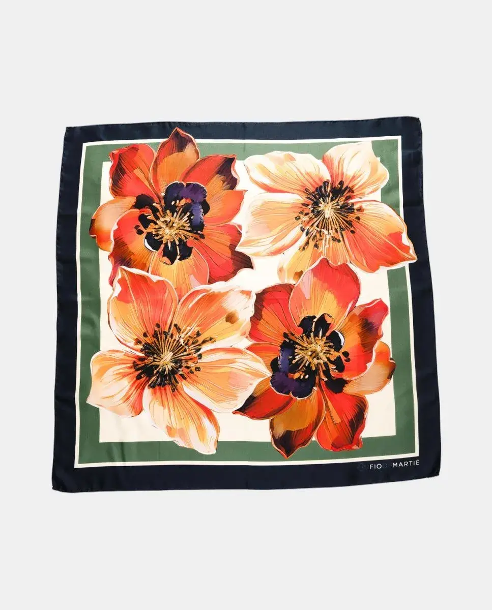 Шелковый платок с цветочным принтом в оранжевых тонах на синевато-зеленом и белом фоне Fio de Martié
Шелковый платок с цветочным принтом в оранжевых тонах на синевато-зеленом и белом фоне Fio de Martié