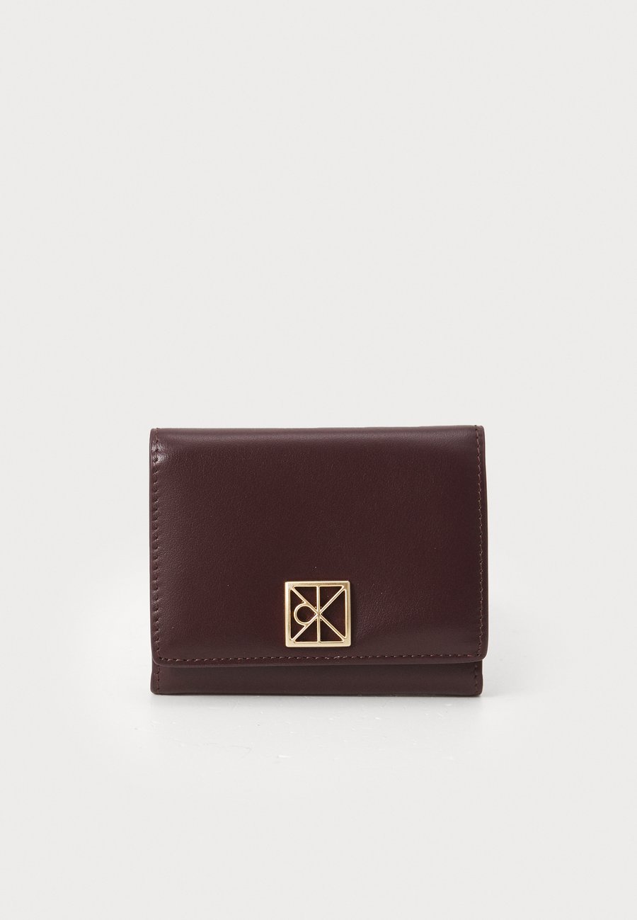 Кошелек Calvin Klein EMBLEM LEATHER MEDIUM TRIFOLD, Fudge/Dark Brown
Кошелек Calvin Klein EMBLEM LEATHER MEDIUM TRIFOLD, Fudge/Dark Brown