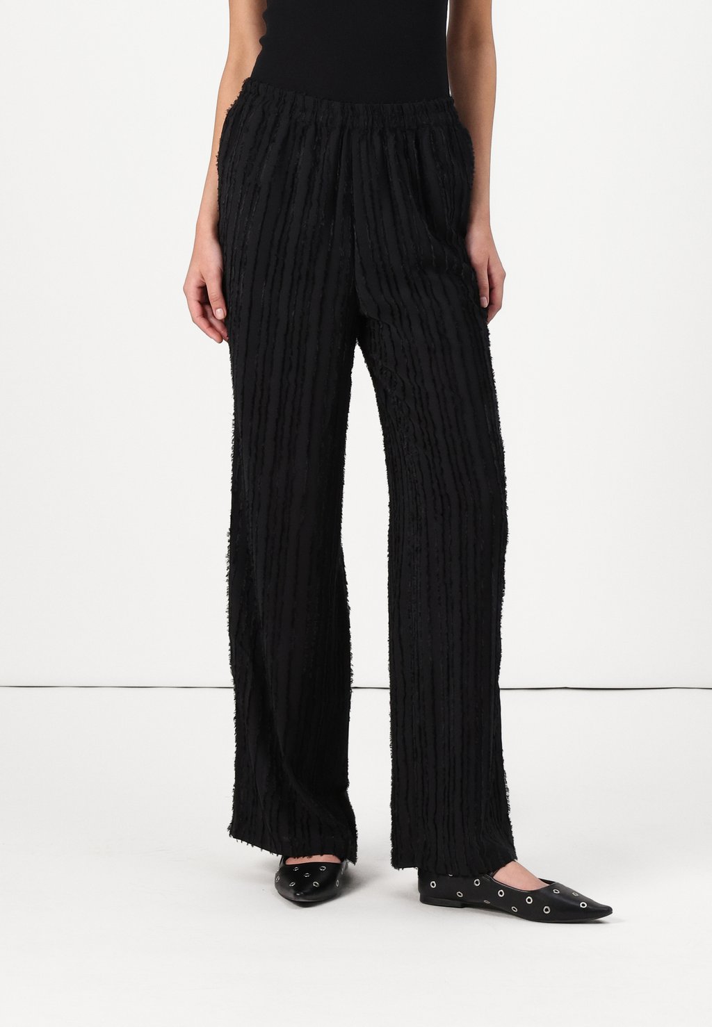 Брюки PCTOBINE Pieces, черный
Брюки PCTOBINE Pieces, черный