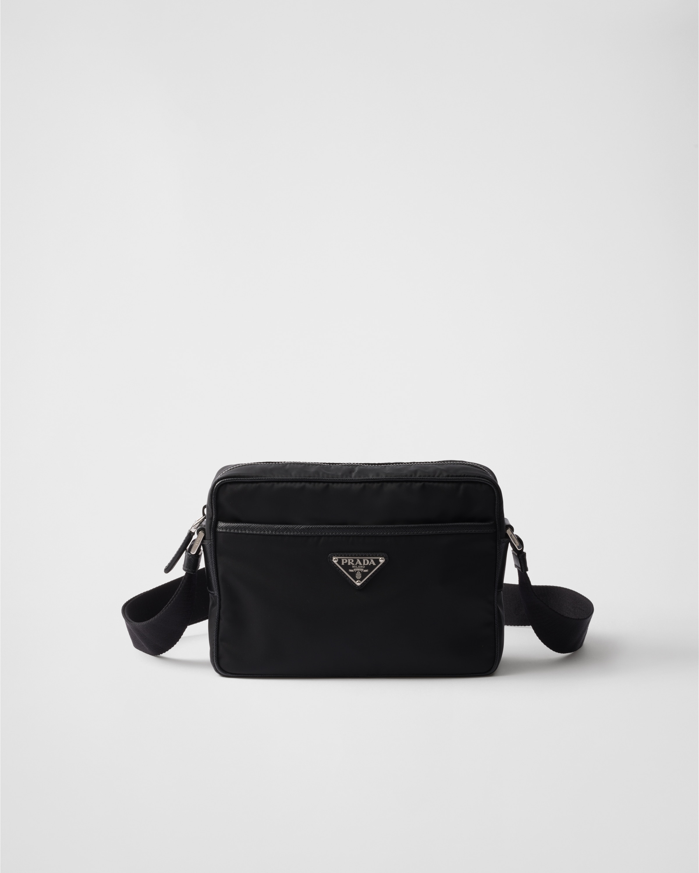 Плечевая сумка из материала Re-Nylon и сафьяновой кожи Prada, черный
Плечевая сумка из материала Re-Nylon и сафьяновой кожи Prada, черный