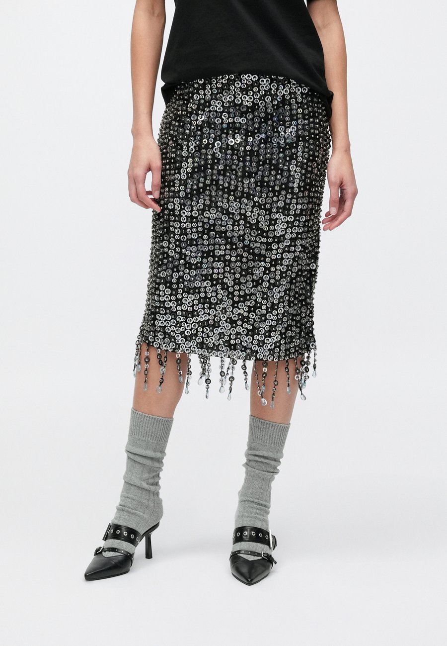 Юбка Pinko PASSAPAROLA PAILLETTES E CRISTALLI, Bluette/Nero/Azzurro/Black
Юбка Pinko PASSAPAROLA PAILLETTES E CRISTALLI, Bluette/Nero/Azzurro/Black