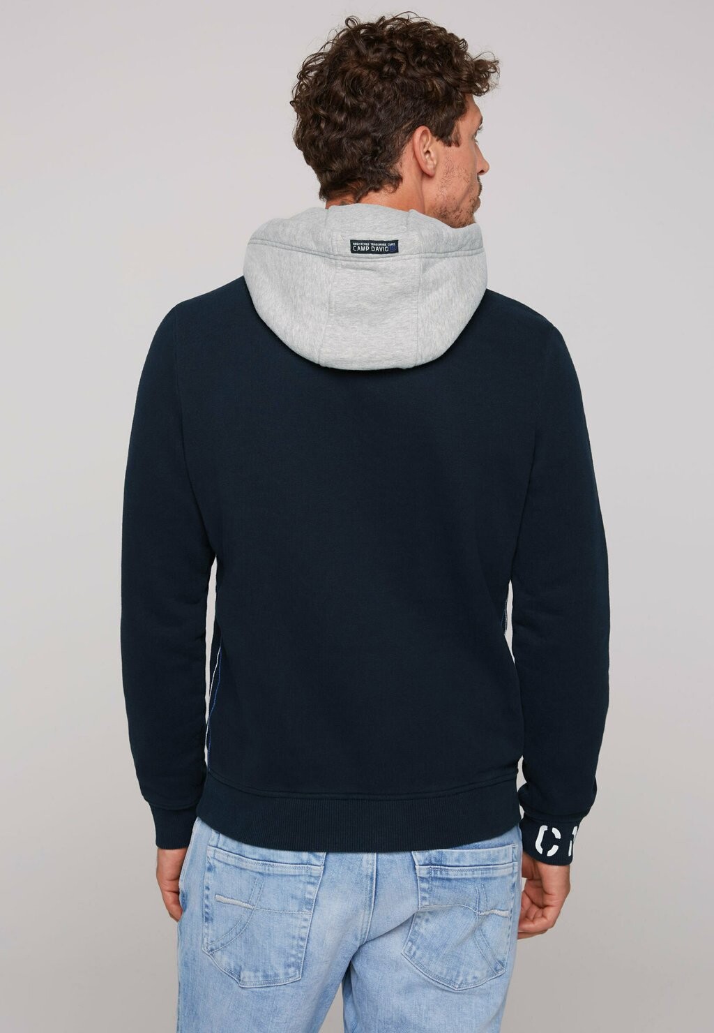 Толстовка с капюшоном MIT LOGO-STICKEREIEN Camp David, темно-синий
Толстовка с капюшоном MIT LOGO-STICKEREIEN Camp David, темно-синий