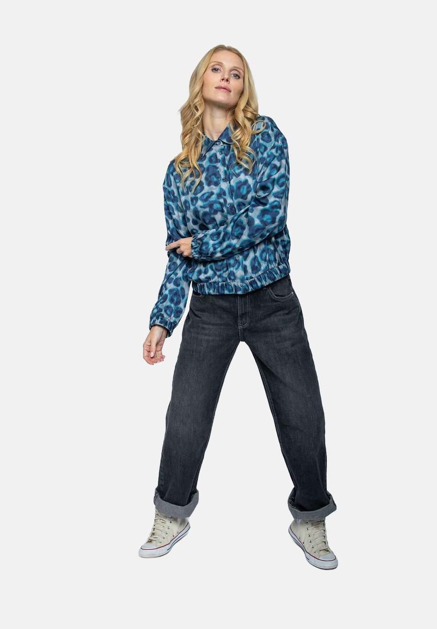 Блуза Emily van den Bergh Button-down blouse, Silver Aqua Leo/Multi-Coloured
Блуза Emily van den Bergh Button-down blouse, Silver Aqua Leo/Multi-Coloured