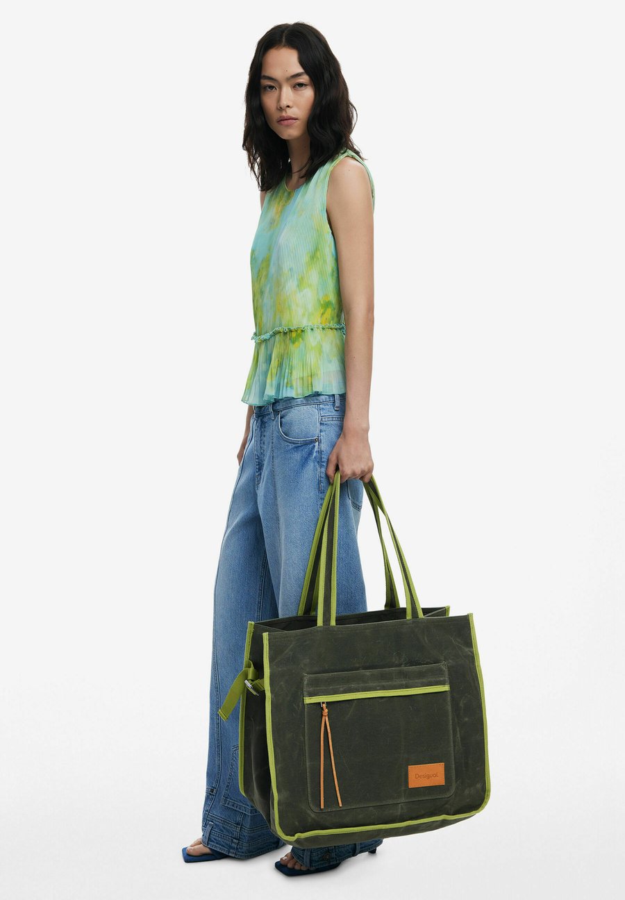 Сумка-шоппер Desigual WITH LARGE POCKET, Green/Khaki
Сумка-шоппер Desigual WITH LARGE POCKET, Green/Khaki
