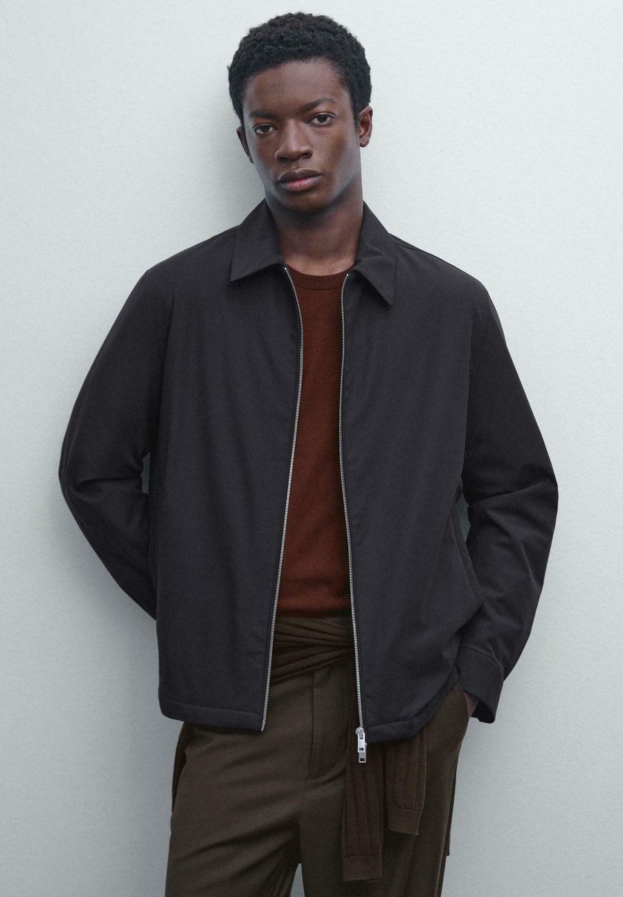 Куртка Massimo Dutti LIGHTWEIGHT WATER-REPELLENT, Dark Blue
Куртка Massimo Dutti LIGHTWEIGHT WATER-REPELLENT, Dark Blue