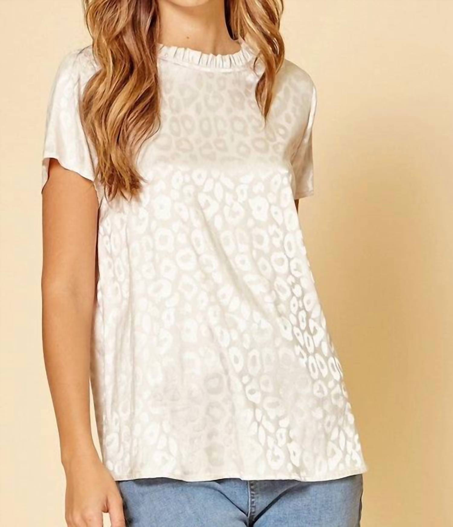 Атласный топ с леопардовым принтом с короткими рукавами цвета шампанского Savanna Jane
Атласный топ с леопардовым принтом с короткими рукавами цвета шампанского Savanna Jane