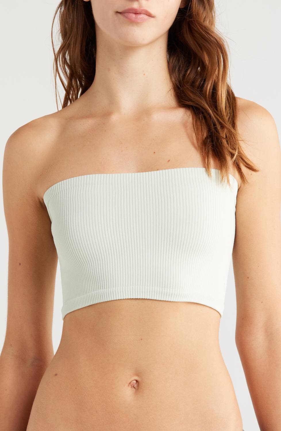 Амелия Бандо в белом Free People
Амелия Бандо в белом Free People