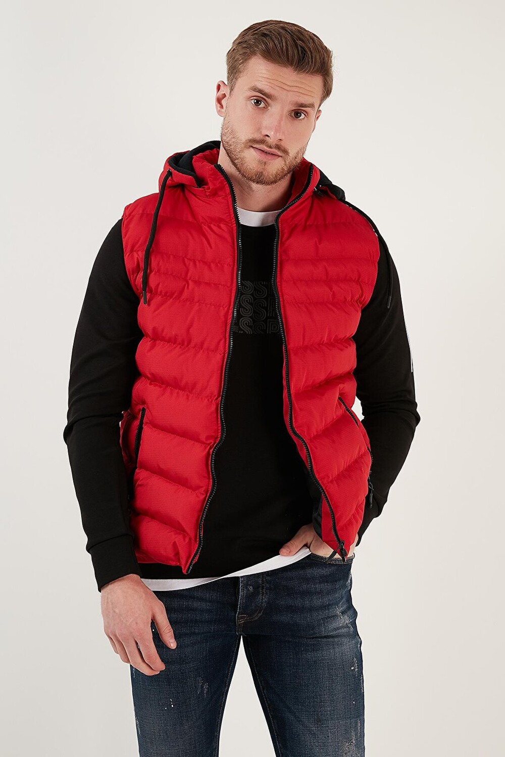Водо- и ветроустойчивый жилет-пуховик Slim Fit со съемным капюшоном 649006 Buratti, красный
Водо- и ветроустойчивый жилет-пуховик Slim Fit со съемным капюшоном 649006 Buratti, красный