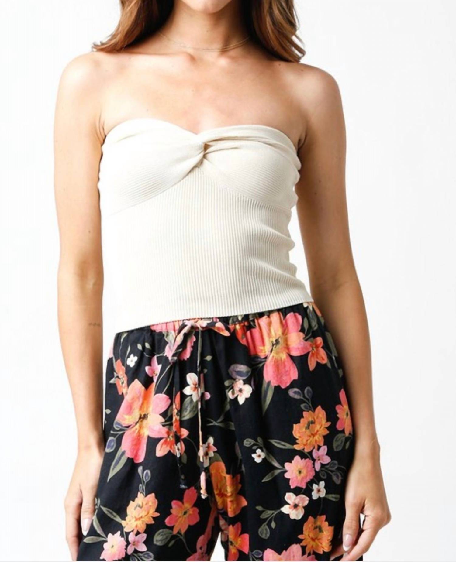 Вязаный топ-труба кремового цвета OLIVACEOUS
Вязаный топ-труба кремового цвета OLIVACEOUS