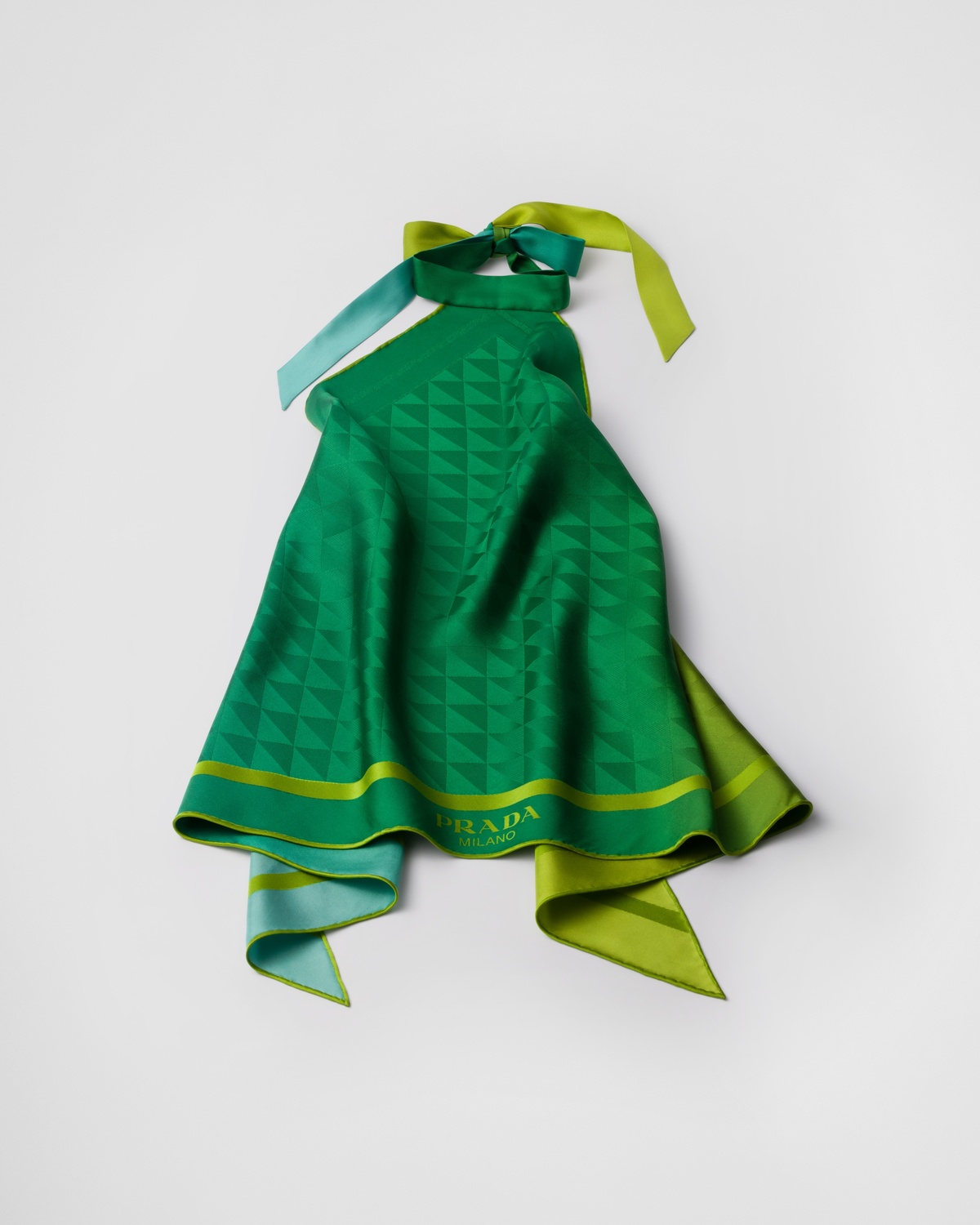 Топ-халтер из принтованного шелкового твила Prada, светло-зеленый
Топ-халтер из принтованного шелкового твила Prada, светло-зеленый