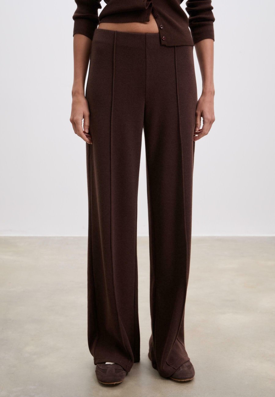 Брюки Stradivarius WITH SEAM DETAIL , Mottled Brown
Брюки Stradivarius WITH SEAM DETAIL , Mottled Brown