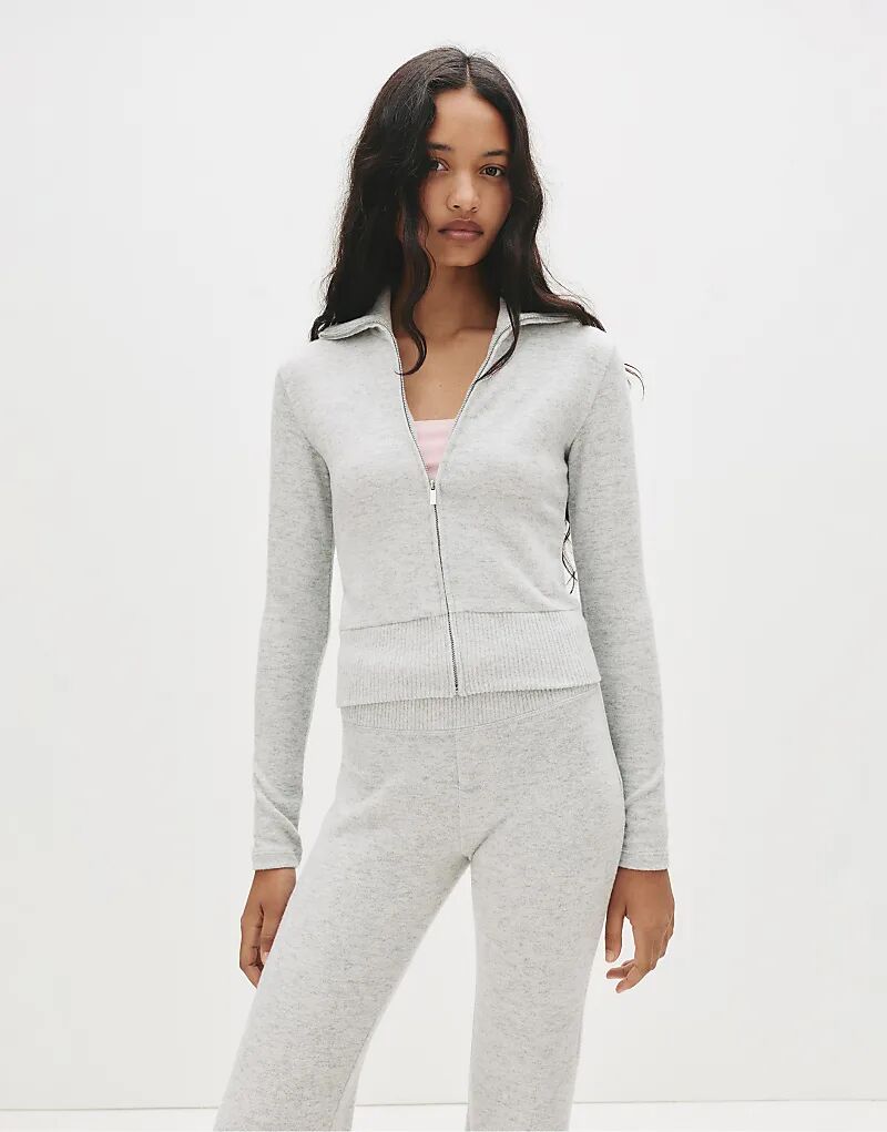 Мягкая на ощупь куртка на молнии Pull&Bear серого цвета
Мягкая на ощупь куртка на молнии Pull&Bear серого цвета