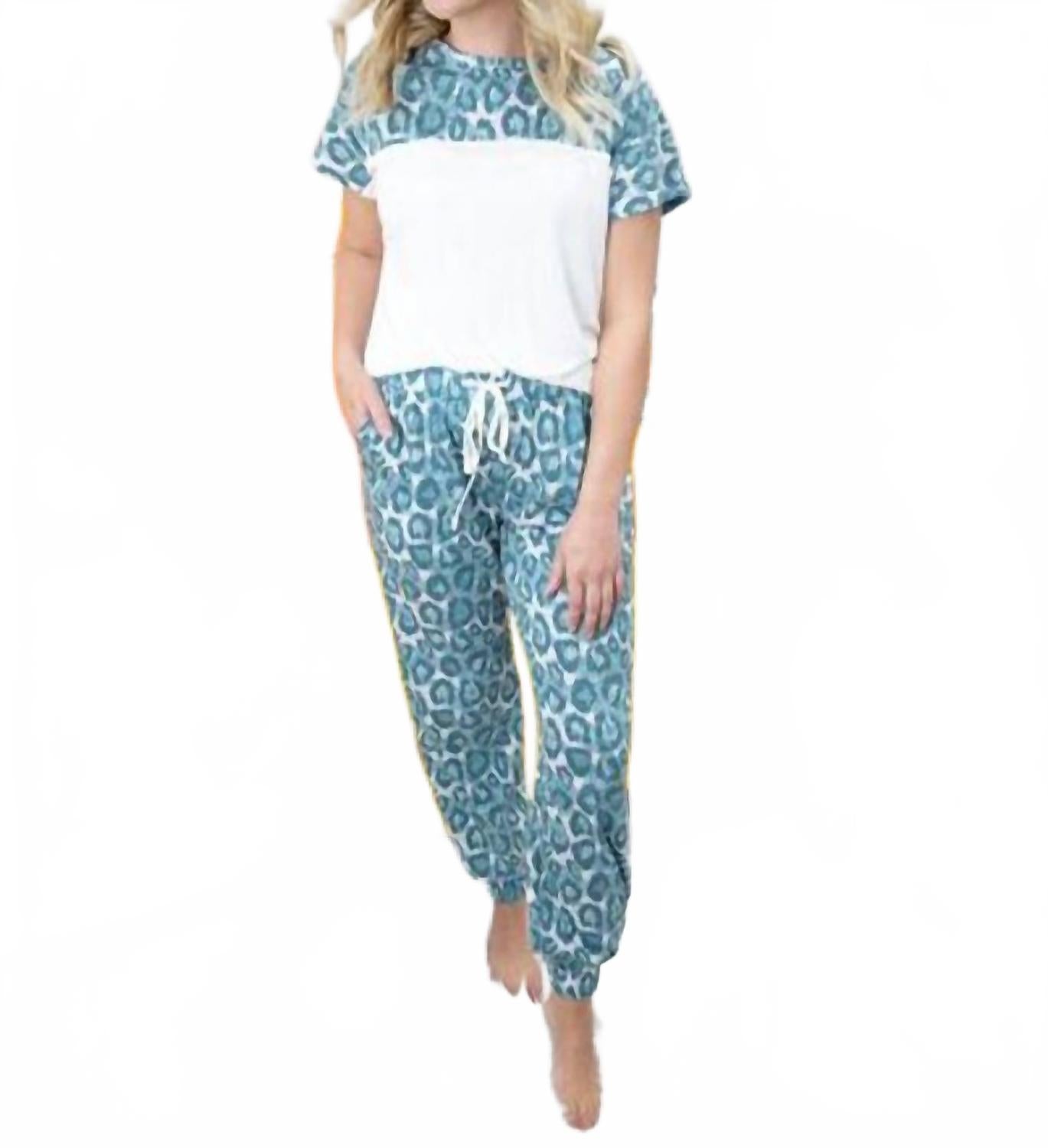 Бутик-топ для работы на дому с синим леопардовым принтом Southern Grace
Бутик-топ для работы на дому с синим леопардовым принтом Southern Grace