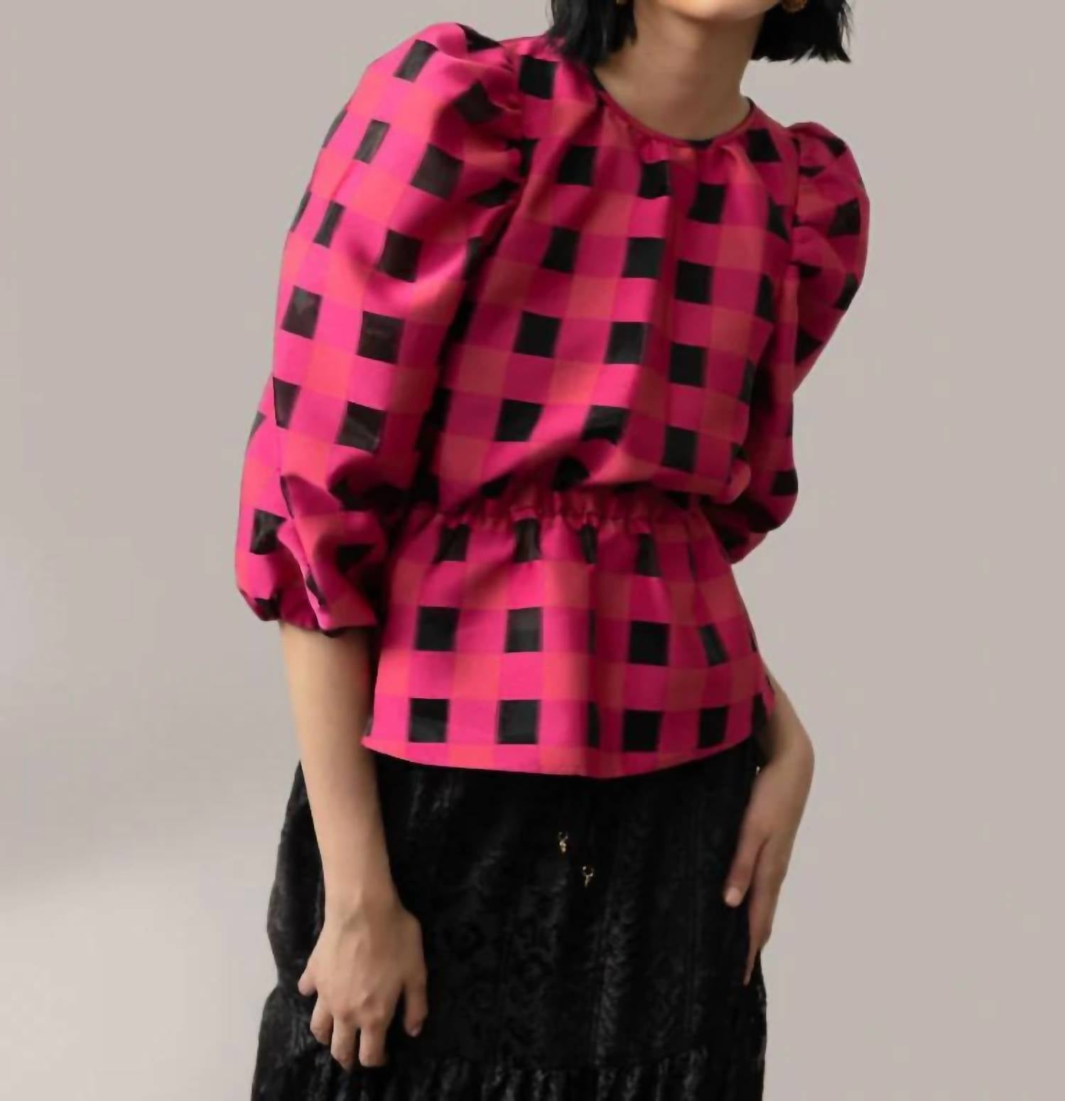 Блузка Карла в малиновом цвете EMILY LOVELOCK
Блузка Карла в малиновом цвете EMILY LOVELOCK