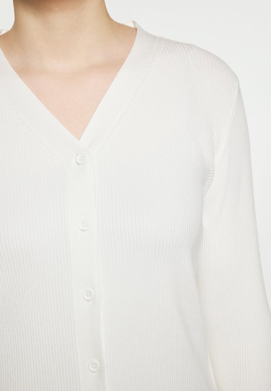 Кардиган DreiMaster CO-BRANDED WITH RISA, Wollweiss/White
Кардиган DreiMaster CO-BRANDED WITH RISA, Wollweiss/White