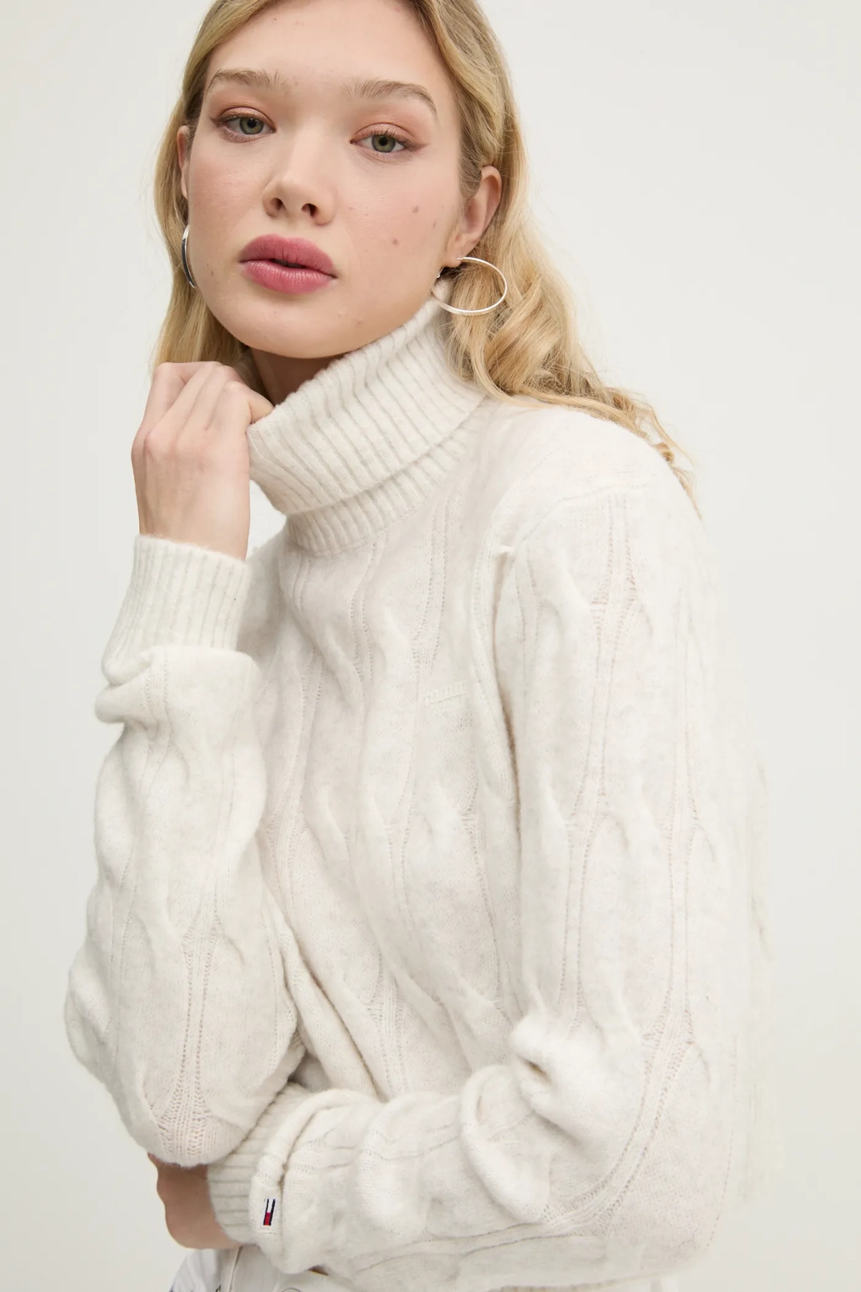 Свитер из смесовой шерсти Tommy Jeans, бежевый
Свитер из смесовой шерсти Tommy Jeans, бежевый