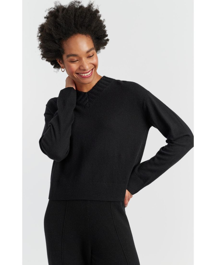 Женский шерстяно-кашемировый ребристый свитер с V-образным вырезом Chinti & Parker, Black
Женский шерстяно-кашемировый ребристый свитер с V-образным вырезом Chinti & Parker, Black