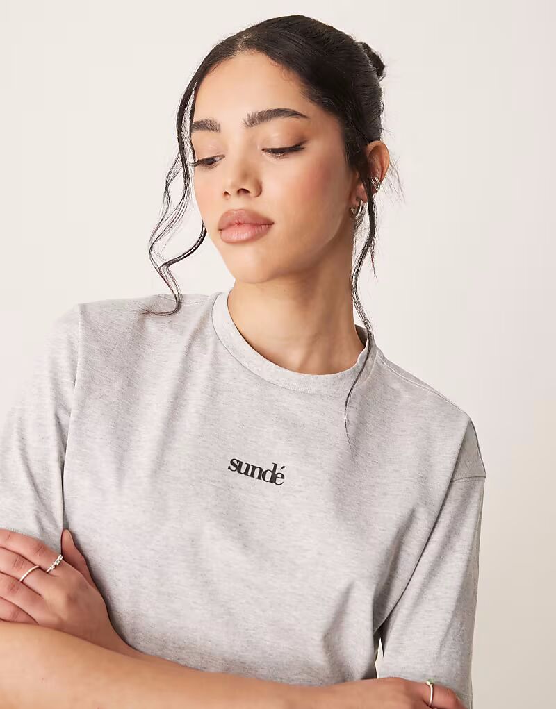 Футболка Sunde свободного кроя с короткими рукавами серого меланжевого цвета
Футболка Sunde свободного кроя с короткими рукавами серого меланжевого цвета