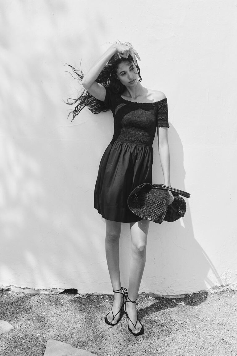 Присборенное платье с открытыми плечами H&M, черный
Присборенное платье с открытыми плечами H&M, черный