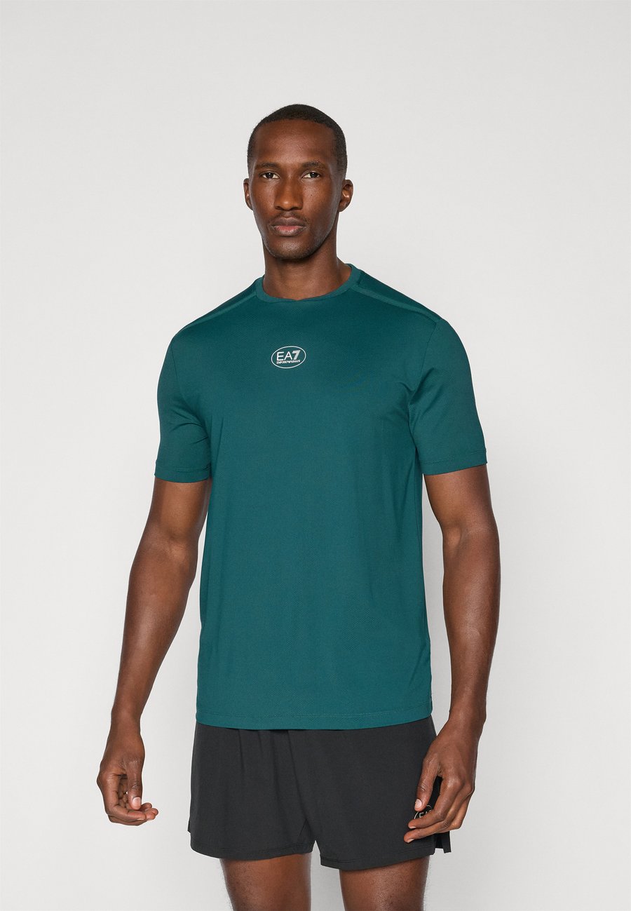 Футболка EA7 Emporio Armani TENNIS PRO TEE, Ponderosa Pine/Evergreen, Зеленый, Футболка EA7 Emporio Armani TENNIS PRO TEE, Ponderosa Pine/Evergreen
Футболка EA7 Emporio Armani TENNIS PRO TEE, Ponderosa Pine/Evergreen, Зеленый, Футболка EA7 Emporio Armani TENNIS PRO TEE, Ponderosa Pine/Evergreen